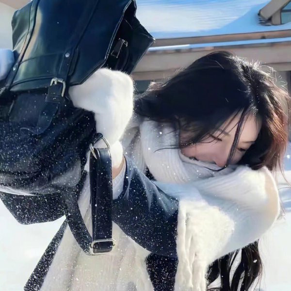 走进酒吧的女孩